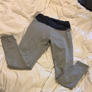 Stylish women’s Patterned Leggings with butt lift in the back